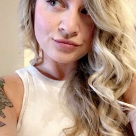 Meet your Posher, Quinn - Picture 3 of 3